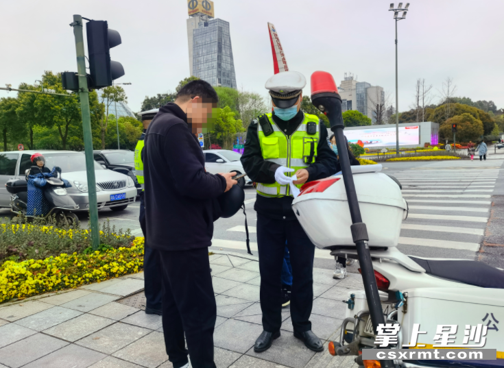 一男子电动车加装伞具被罚,图为正在缴纳罚款。 一男子电动车加装伞具被罚,图为正在缴纳罚款。
