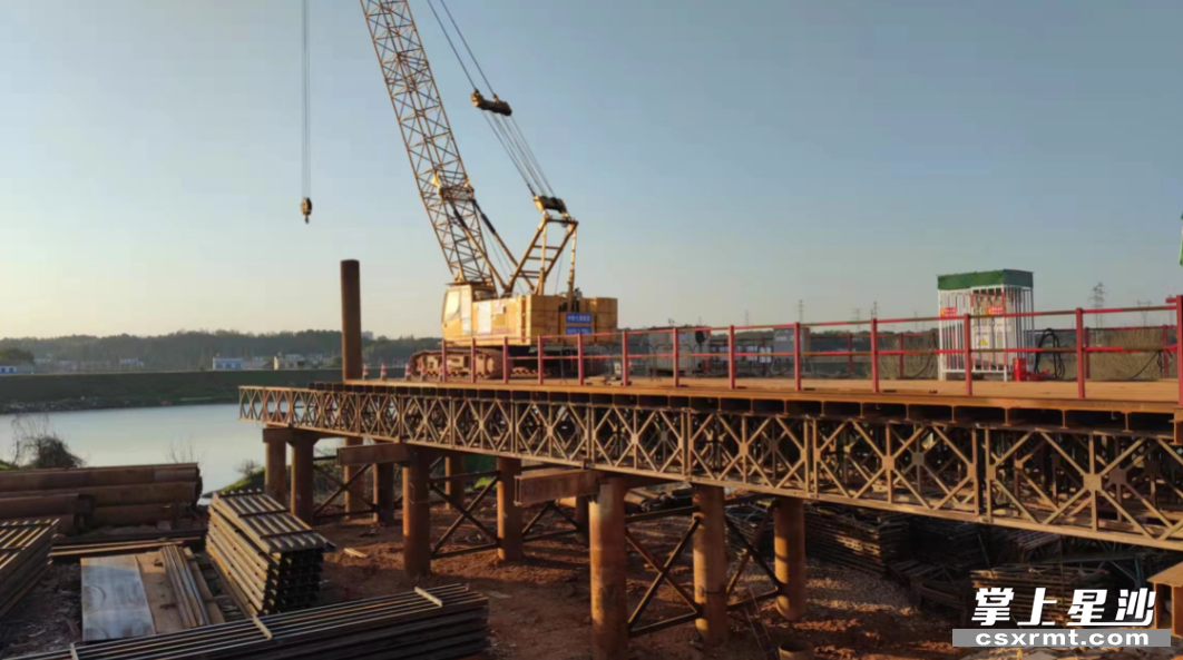 快马加鞭建设忙金安大道项目一期工程捞刀河大桥钢栈桥预计4月贯通