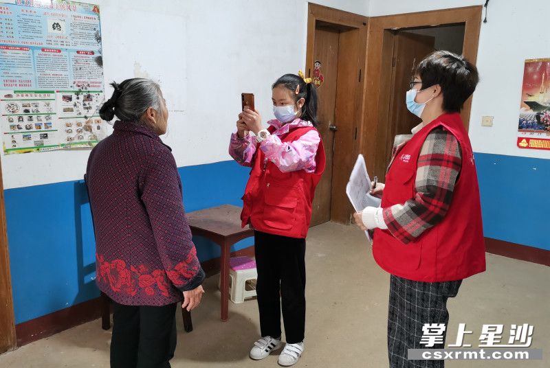 彭一涵帮助老年人进行养老认证。果园镇供图