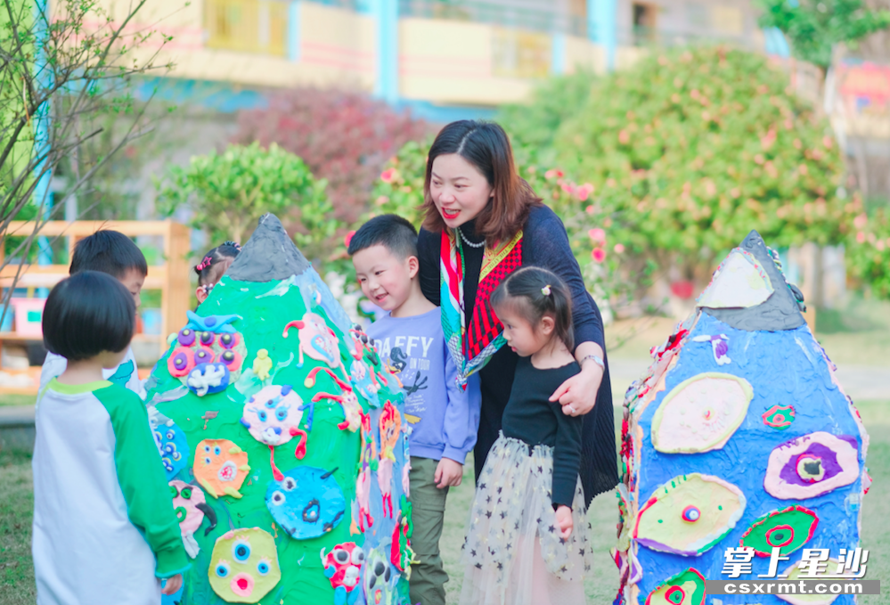 在长沙县六艺天骄幼儿园，孩子们都亲切地称呼沈娉婷为“园长妈妈”，她经常与孩子们一起开心玩游戏。均为章帝 摄