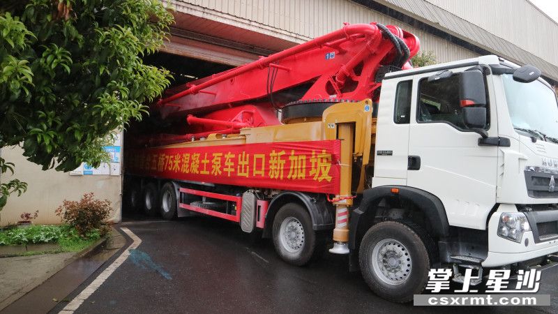 具有完全自主知识产权的五桥75米混凝土泵车由湖南慧盟重工科技有限公司出口新加坡。罗展 摄