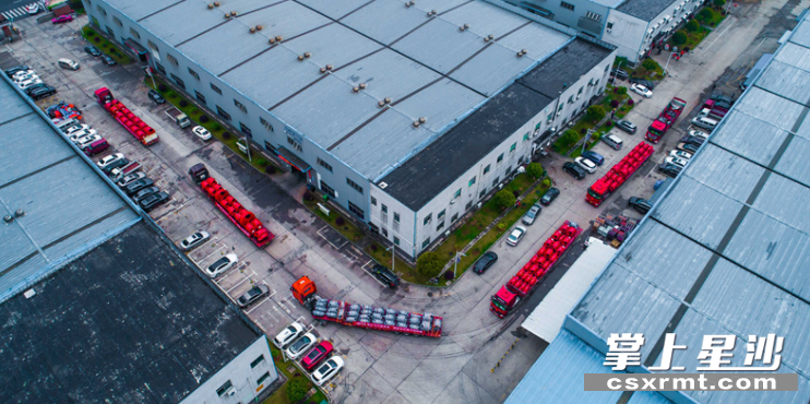 长沙金钻机械有限公司六车钻具顺利发车。均为企业供图