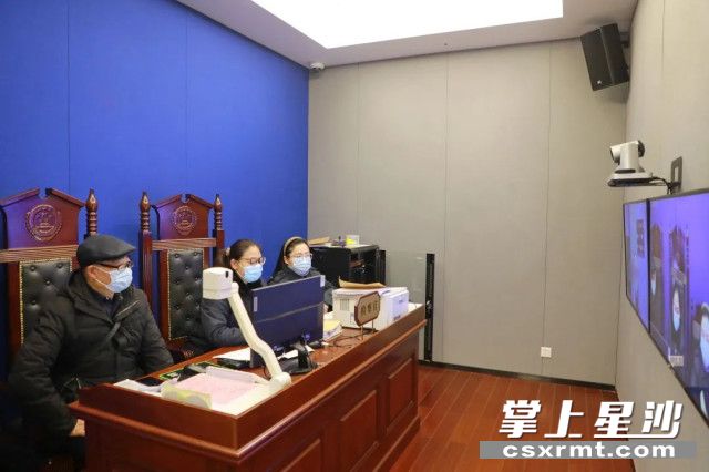 图为县检察院借助智慧检务设备,远程提审犯罪嫌疑人,开展远程庭审.