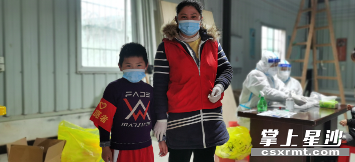 杨子飞扬与母亲王攀宇合照。易旭 摄 杨子飞扬与母亲王攀宇合照。易旭 摄