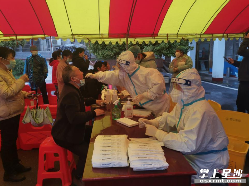 风雨中有温情有力量多图直击长沙县江背镇核酸检测现场