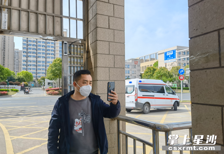 在星通义达产业园入口,来往园区的人员在工作人员的指引下,出示场所码、健康码、测量体温才能出入园区。