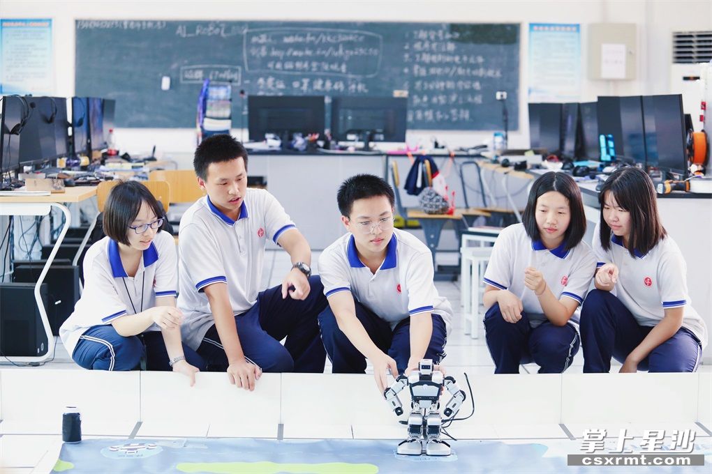 长沙县一中学子测试智能机器人运行情况。