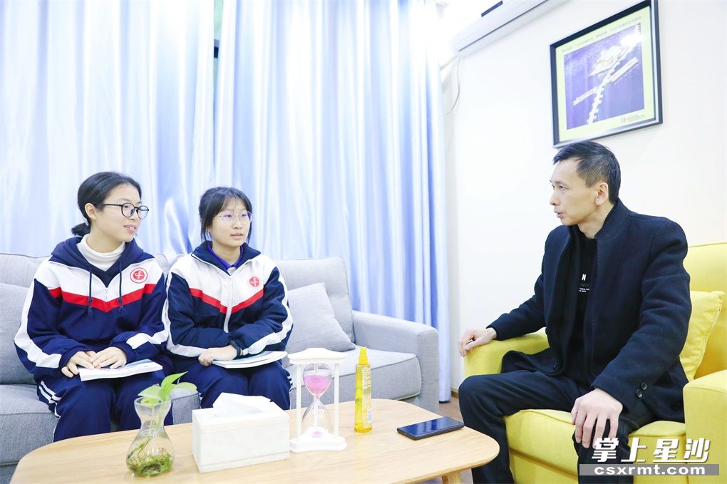 长沙县一中学生发展指导中心主任吴耀明给学生做职业规划。