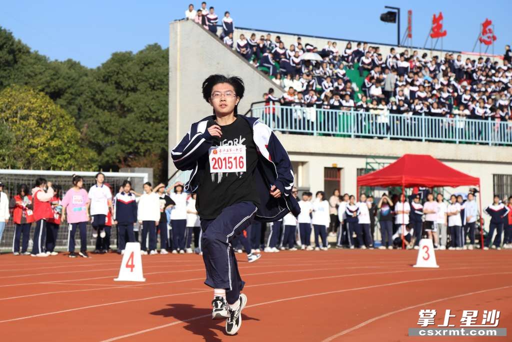 长沙县一中学子在运动会比赛现场挥洒汗水，青春飞扬。