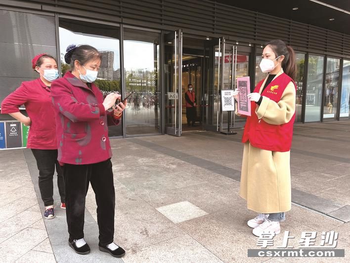 长沙县农业农村局党员带头、群众参与，积极响应下沉一线防疫志愿活动。熊冰俏 摄