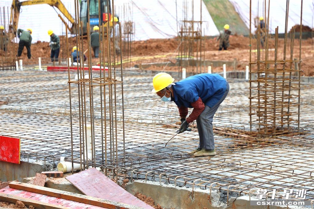湘龙二小项目施工现场，工人在进行3号栋一层板筋施工。