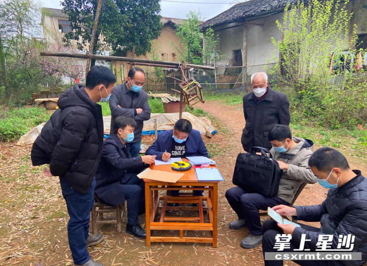 安沙镇持续发挥党建引领作用，抢抓征拆进度。图为党员干部进行入户调查。安沙镇供图