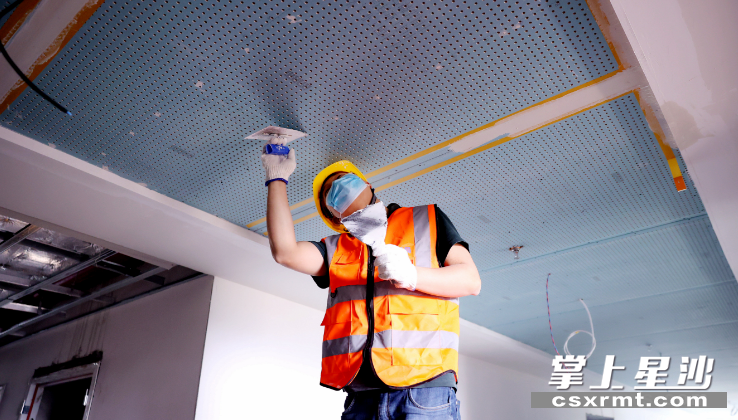 图为在长沙县人民医院项目工地,工人正在进行室内吊顶施工. 盛磊 摄