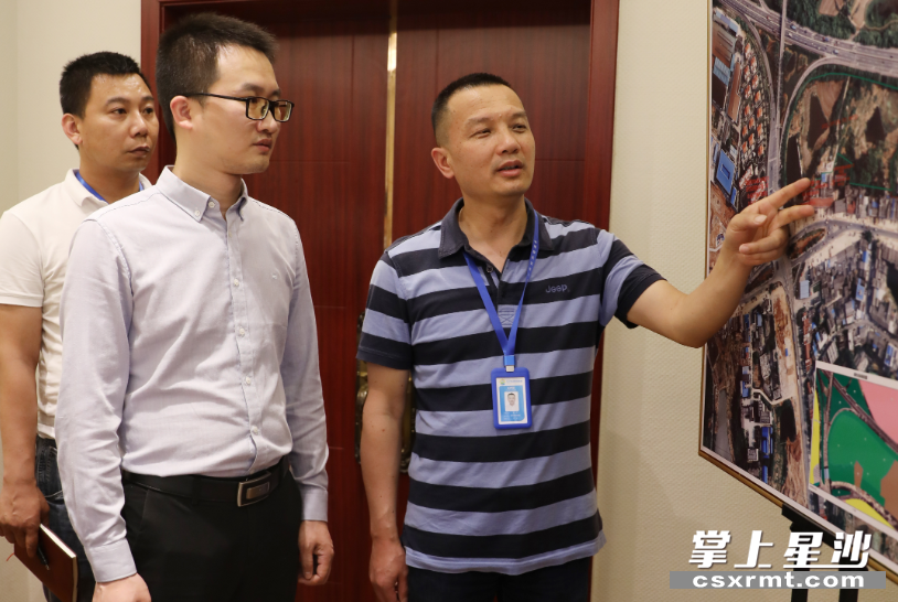 彭伟在湖南先伟实业有限公司进行项目选址地块信息介绍。均为李生辉 摄