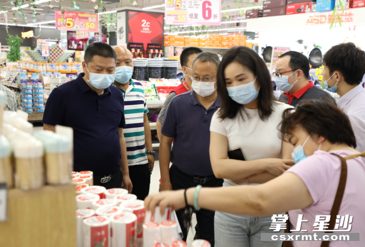 核查组查看塑料制品流通情况。均为 彭元璟 摄