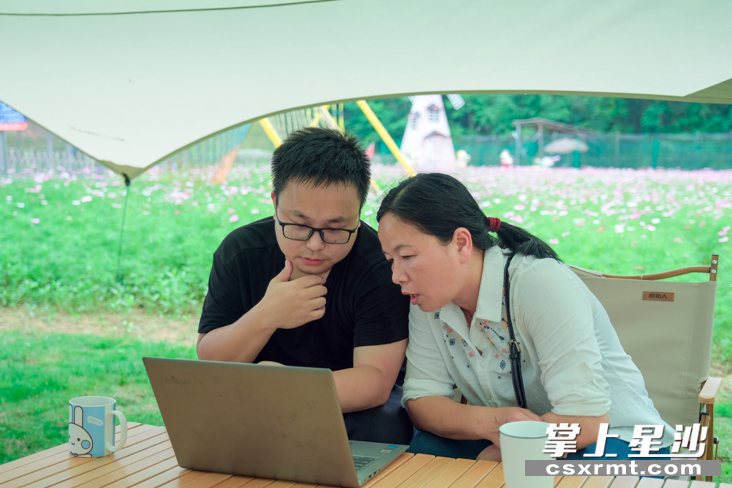闲暇时分，魏锌喜欢与母亲坐在一起，探讨农庄未来发展走向。母子两总是心有灵犀，规划方向经常一致。