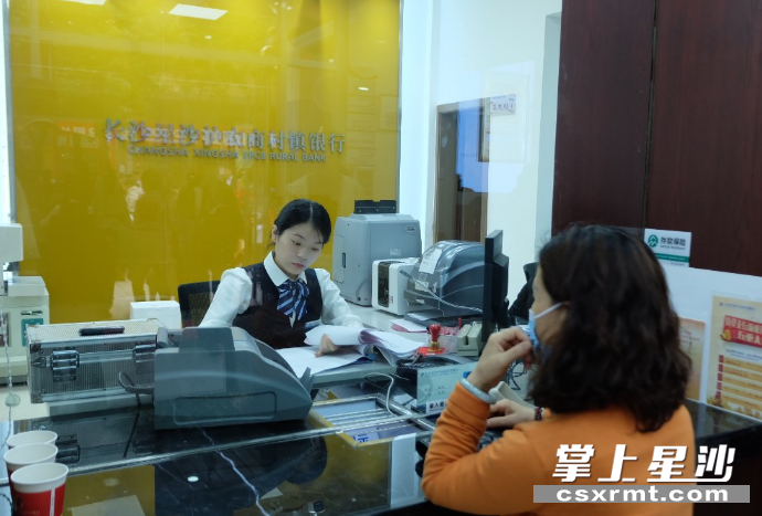 银行可为客户提供专业高效的储蓄、支付结算、贷款等各类综合一体化金融服务。李丹 摄