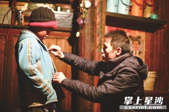 唐林在西藏贡觉县敏都乡走访，为贫困家庭送去爱心物资。受访者供图