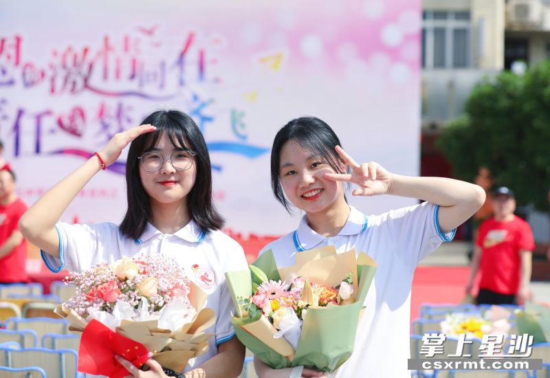 "通过成人礼,学校在学生的心灵种上了责任担当的种子,增添了战胜高考