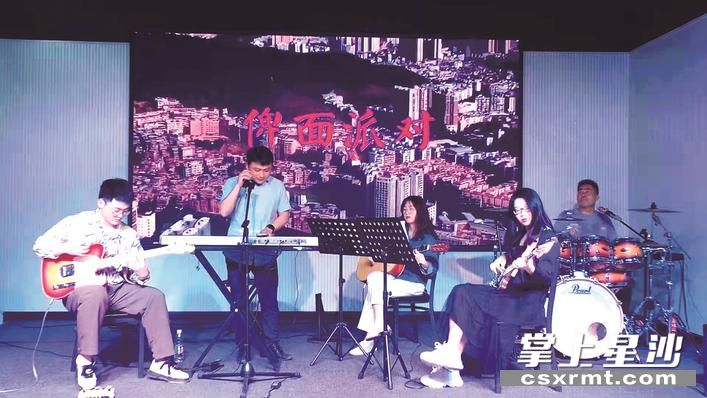 曾栋梁（左二）带着“星期六乐队”在周末排练摇滚节目。受访者供图