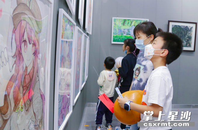 展厅内观看的人络绎不绝。