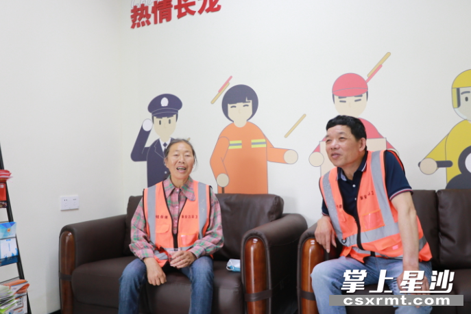 曹超英与同事一起在星沙驿站长龙站短暂休息。 林畅 摄
