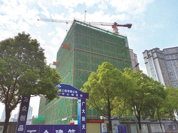 长沙广大企业中心项目建设施工现场用密网覆盖进行无噪音施工，高考期间将停工。吴涛 摄