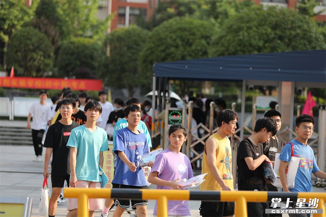 在长沙县百熙实验学校（初中部）考点，学生考完走出考场。李杰 摄