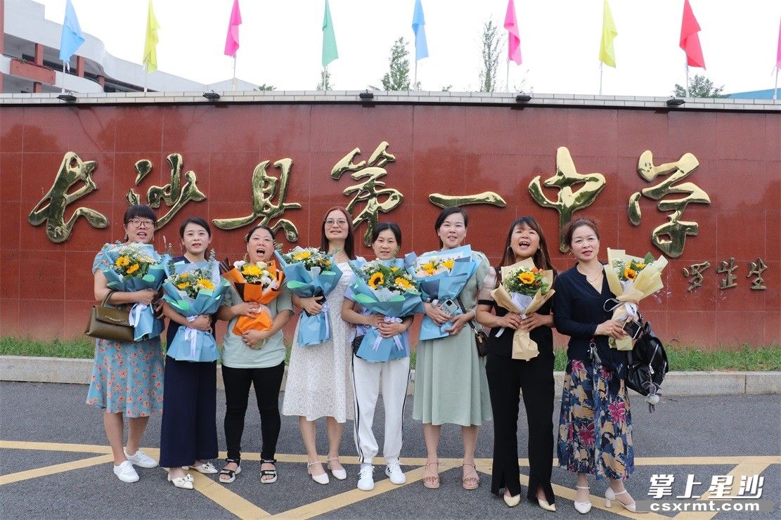 “亲友团”花式迎接考生。苏铃惠 摄