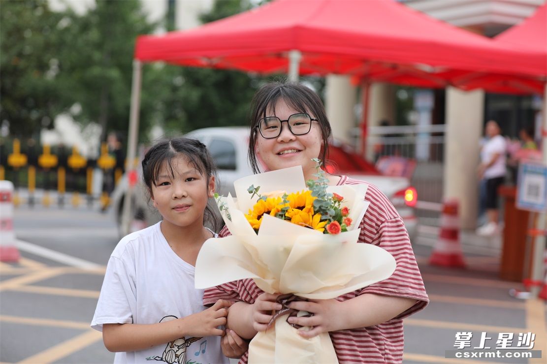 考完，妹妹赠送姐姐鲜花。李杰 摄