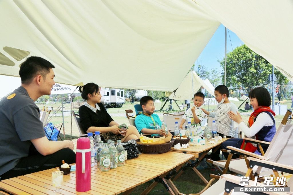 今年端午小长假，长沙县果园镇的露营活动，吸引了不少游客前来打卡。梁焕鑫 摄