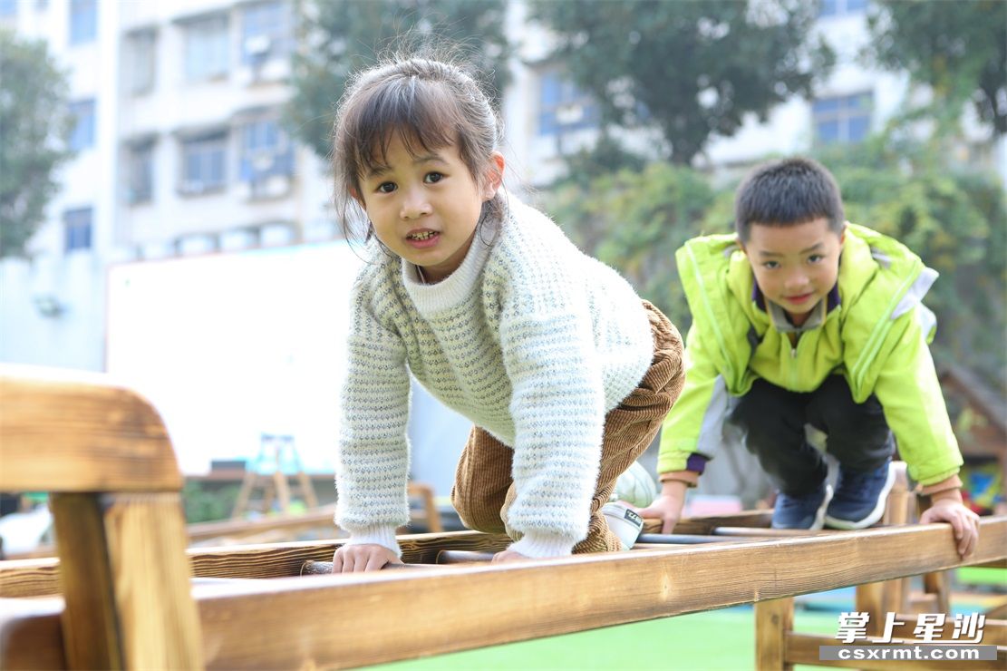 孩子们在平衡综合游戏区自主闯关。
