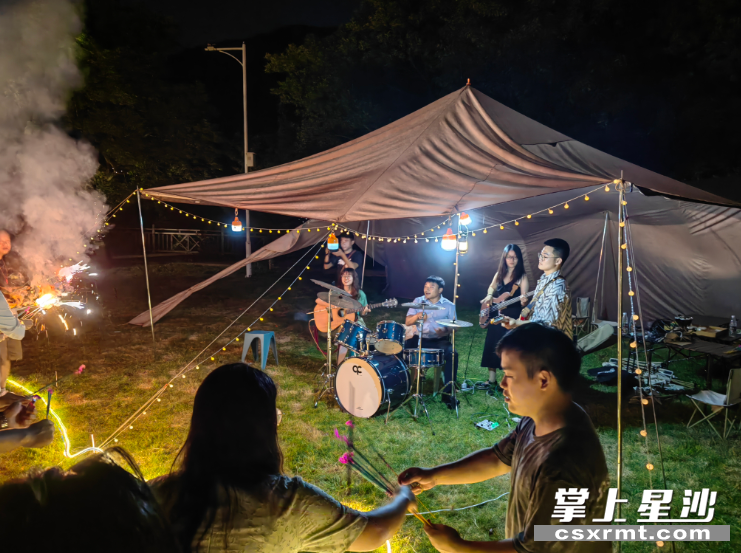 图为Saturdayband乐队与露营第一次“碰撞”。