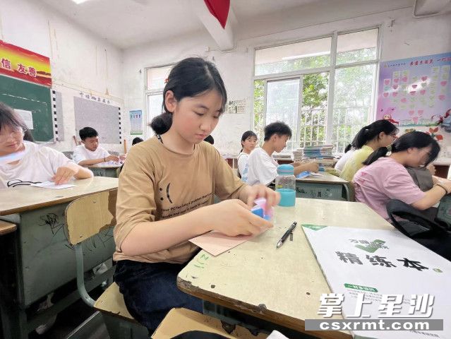 图为开慧中学学子打开霞姑妈妈信封。供图
