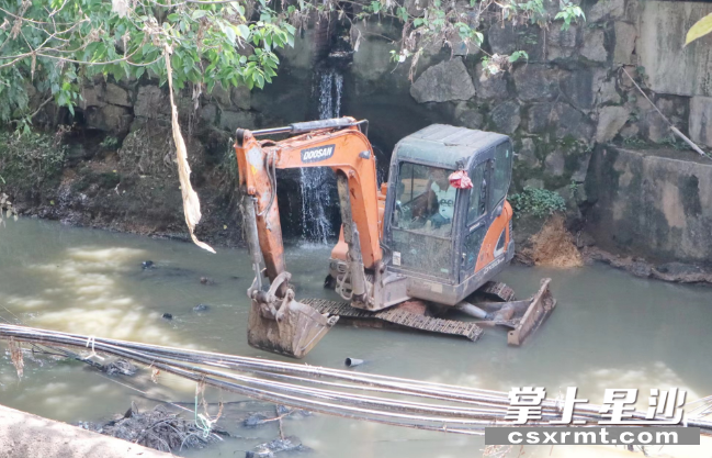 长沙县城管局对申湘路箱涵进行清淤，多措并举做好城市防汛工作。 均为罗展 摄