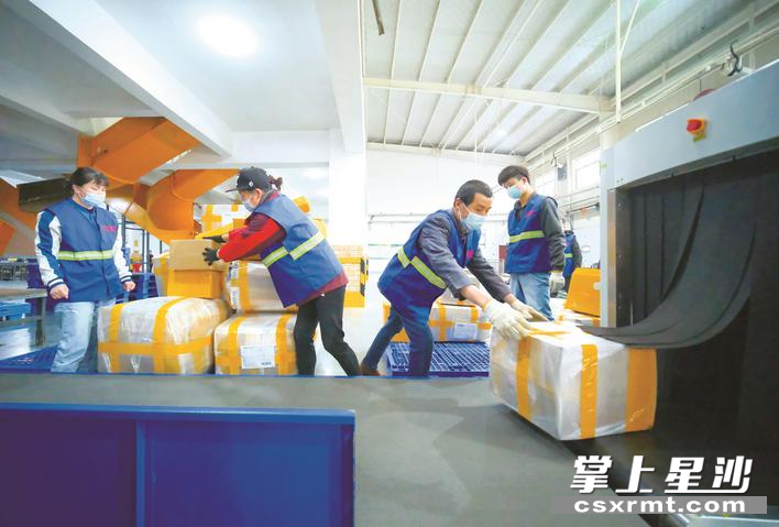 在中国邮政长沙国际邮件互换局，平均每天有2.2万余件国际邮件、快件以及跨境电商包裹发往世界各地。章帝 摄