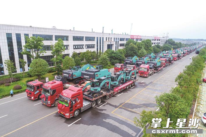 山河智能出口欧洲的大型挖掘机已经装车，即将运往目的地。资料图片