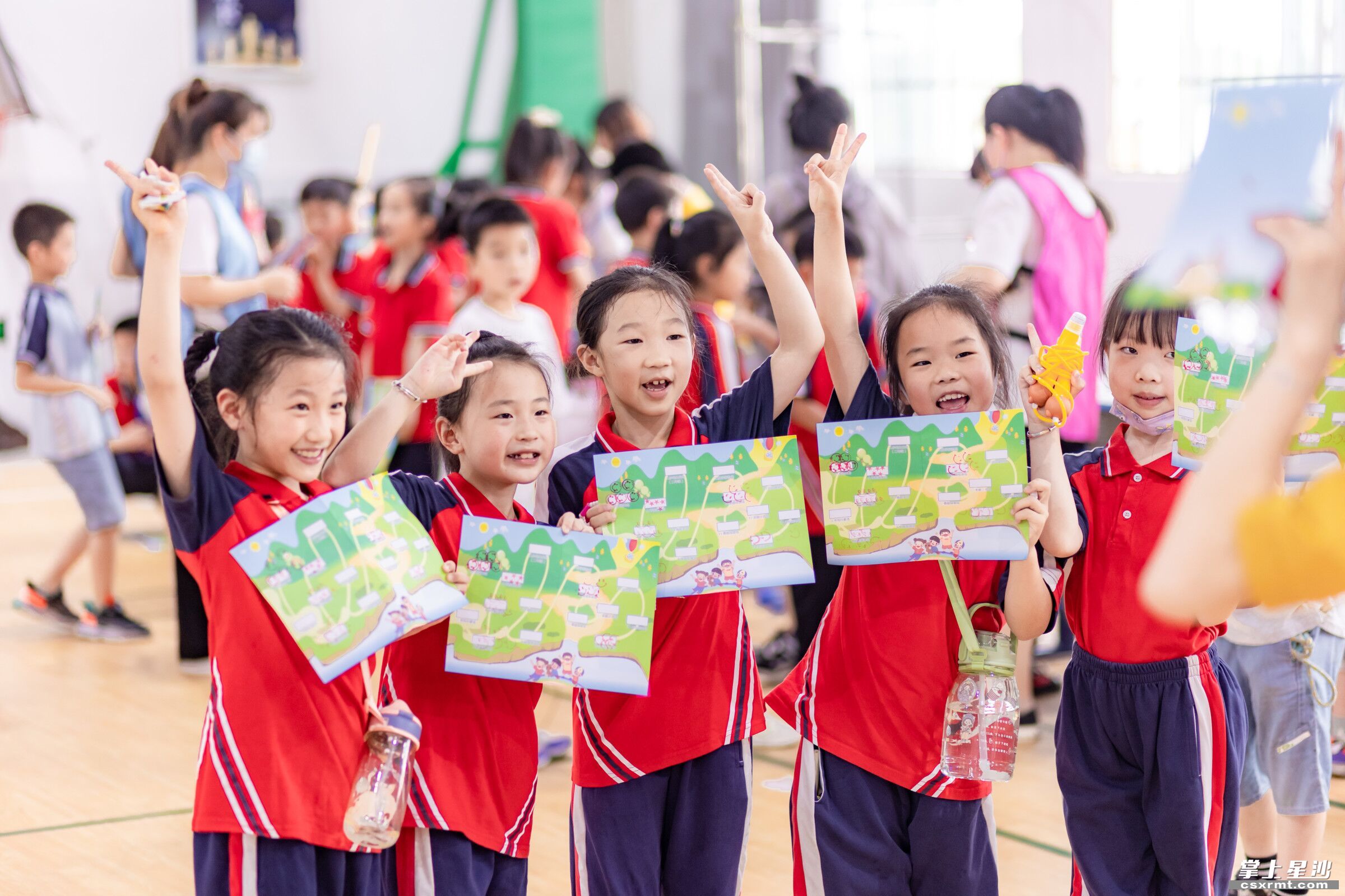 学生考完开心打卡合影。