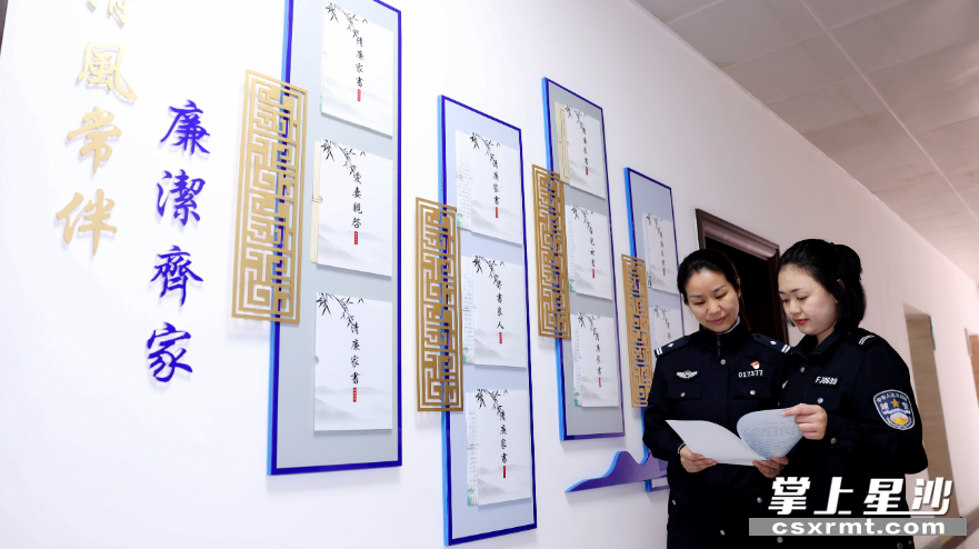 图为长沙县公安局百米清廉长廊,廉政标语、廉政字画、廉政家书等清廉元素抬头可见、触手可及。 均为盛磊 摄 图为长沙县公安局百米清廉长廊,廉政标语、廉政字画、廉政家书等清廉元素抬头可见、触手可及。 均为盛磊 摄