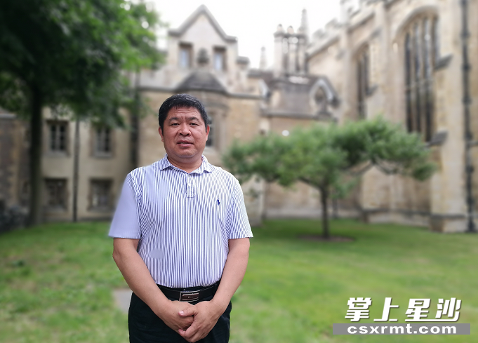长郡自贸临空高级中学校长骆宪武。