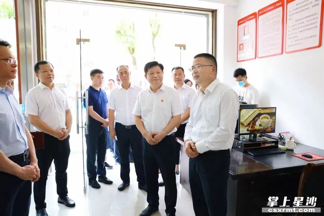 胡卫兵一行在泉塘街道小塘路社区人大代表工作站听取相关情况。均为曾诗怡 摄