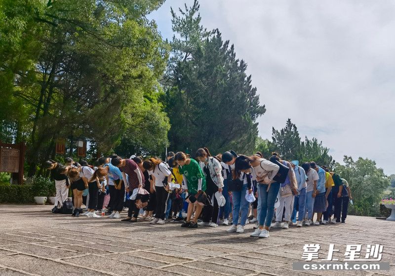 众人向杨开慧烈士雕像鞠躬。供图 众人向杨开慧烈士雕像鞠躬。供图