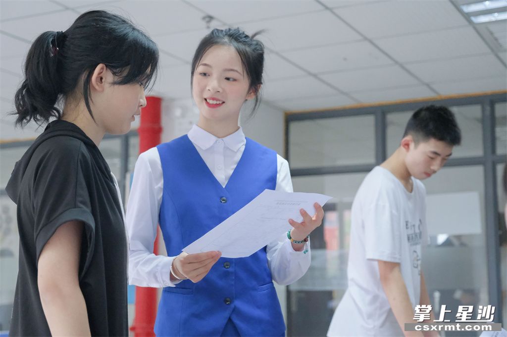 长沙县职业中专学校航空专业学生化身“政策讲解员”，为学生讲解对口升学相关内容。