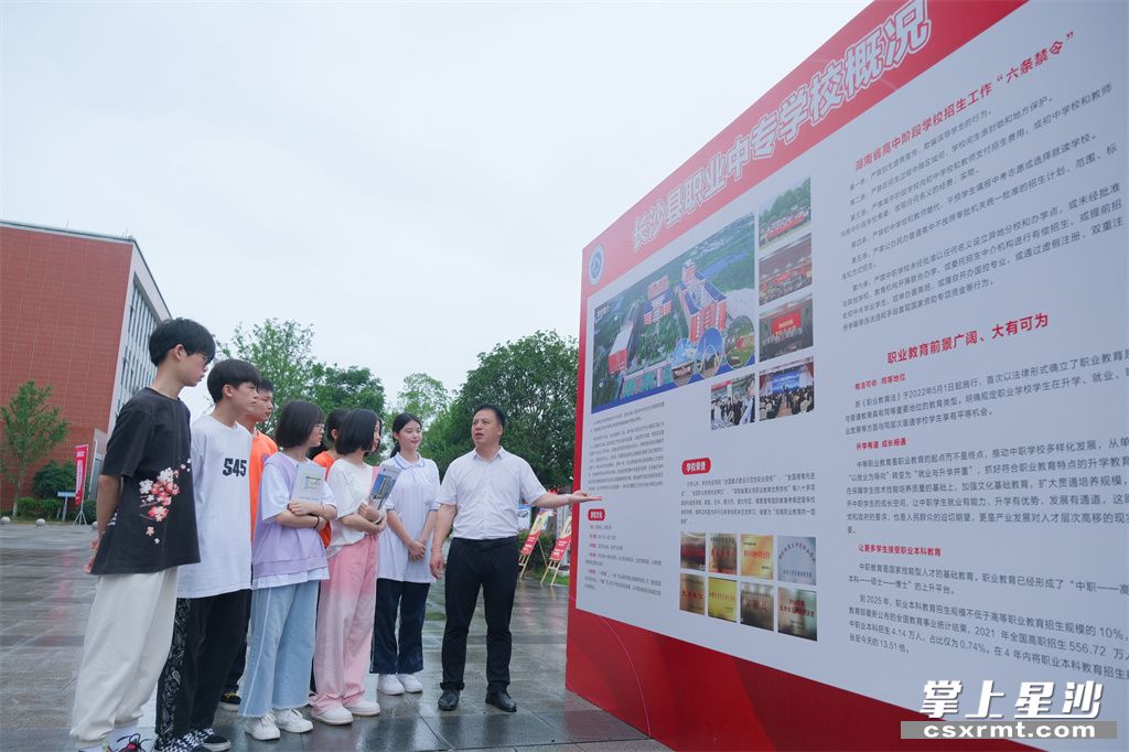 长沙县职业中专学校校长张建朴为学生介绍学校发展建设情况。