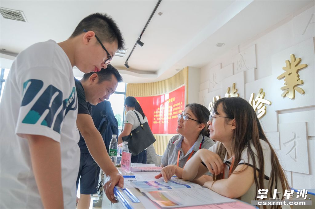 家长带学生前来了解职教高考相关政策。