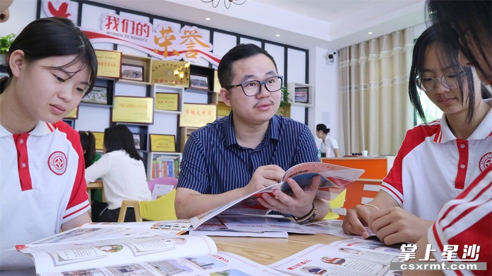政协委员周永亮接待了一批又一批学生和家长，向他们耐心地介绍学校情况。 均为 罗展 摄