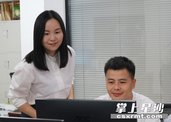 长沙县政协委员段如蔓（左）建议强化商务楼宇管理，助推楼宇经济高质量发展。图为段如蔓和同事在了解楼宇情况。 罗展 摄