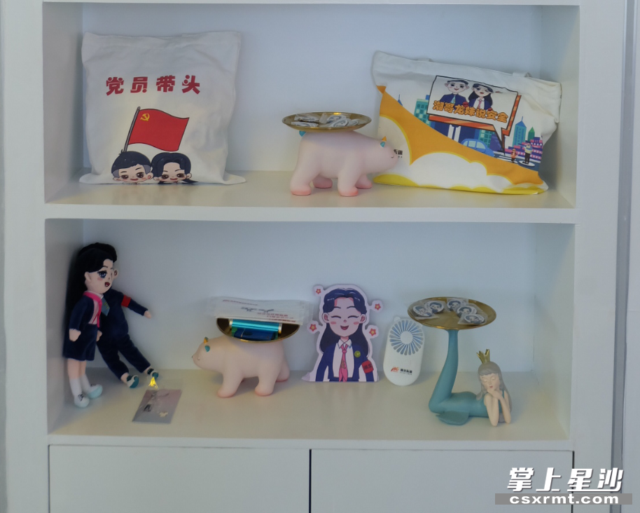 湘龙街道湘哥、龙妹周边产品可以凭志愿服务积分兑换。 湘龙街道湘哥、龙妹周边产品可以凭志愿服务积分兑换。