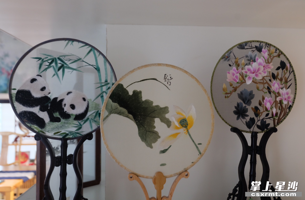 图为蒲宇凤设计的十二生肖刺绣摆件。均为 李丹 摄