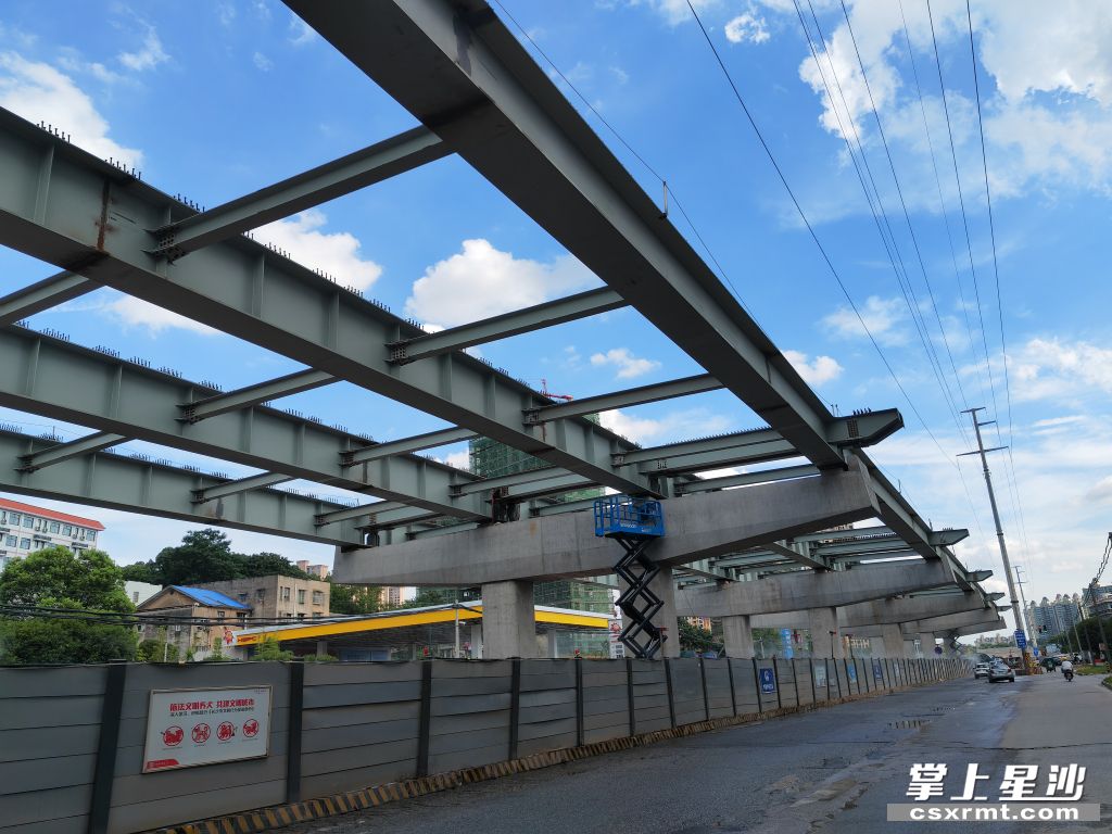 图为万家丽路快速化改造北延线（含电力隧道）项目建设现场。县发改局供图